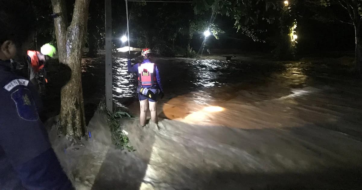 ระทึก! น้ำป่าเขาใหญ่หลากกลางดึก ท่วมสะพานวังตะไคร้ จ.นครนายก เร่งช่วยนทท.ติดในรีสอร์ท