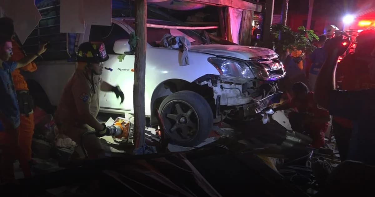 สลด! กระบะเสียหลักพุ่งชนบ้าน ทับร่าง ด.ช. วัย 11 ขวบ ดับคาที่นอน