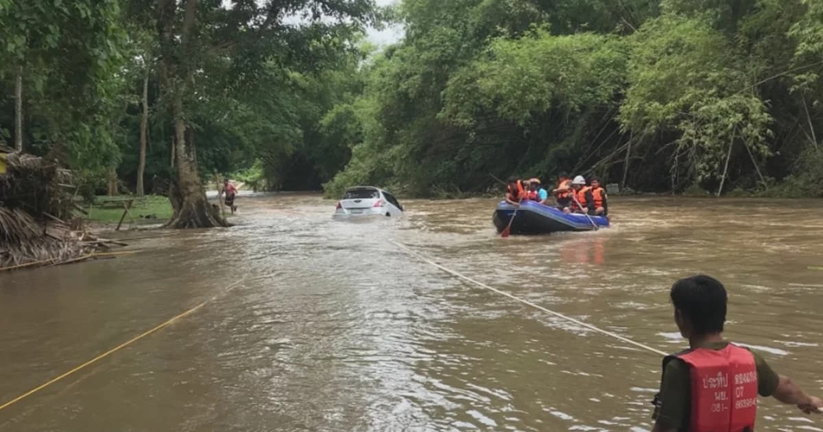 ปักธงเเดง! ห้ามเล่นน้ำ วังตะไคร้-น้ำตกนางรอง หลังน้ำป่าเขาใหญ่ท่วมซัดรถลอยไกล 3 กม.