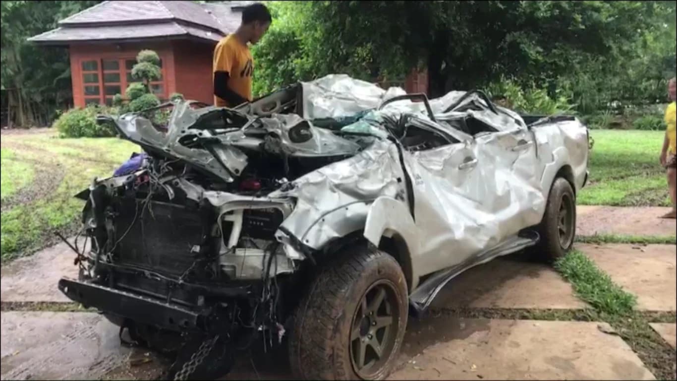 จอดรถหน้ารีสอร์ทน้ำป่าซัดเละ เผยเหตุฝนตกหนักบนเขาใหญ่