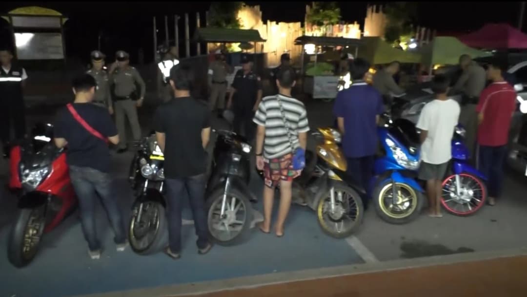 ตำรวจ-ฝ่ายปกครอง สกัดจับวัยรุ่นซิ่งรถกลางดึกป่วนอัมพวา ยึดรถทำทัณฑ์บนผู้ปกครอง