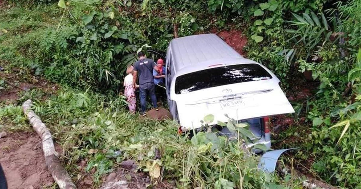 รถตู้นักท่องเที่ยวตกข้างทาง บ่อเกลือ จ.น่าน บาดเจ็บ11 คนสาหัส 4 คน