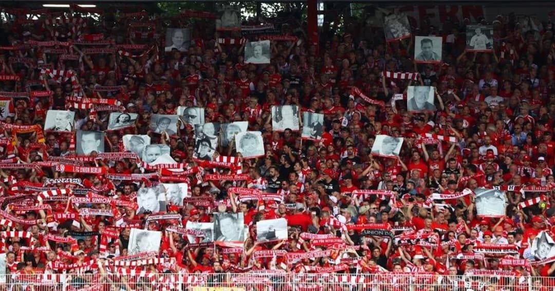 แฟนบอลอูนิโอน เบอร์ลิน นำรูปแฟนบอลที่เสียชีวิตเข้าชมเกมลีกสูงสุดครั้งแรกของสโมสร