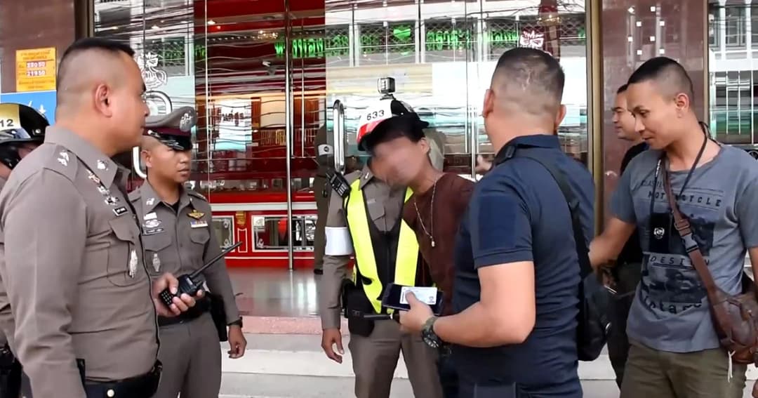 ไหวตัวทัน! เจ้าของร้านกดล็อกประตูดักโจรขโมยทองแล้วเรียกตำรวจรวบ