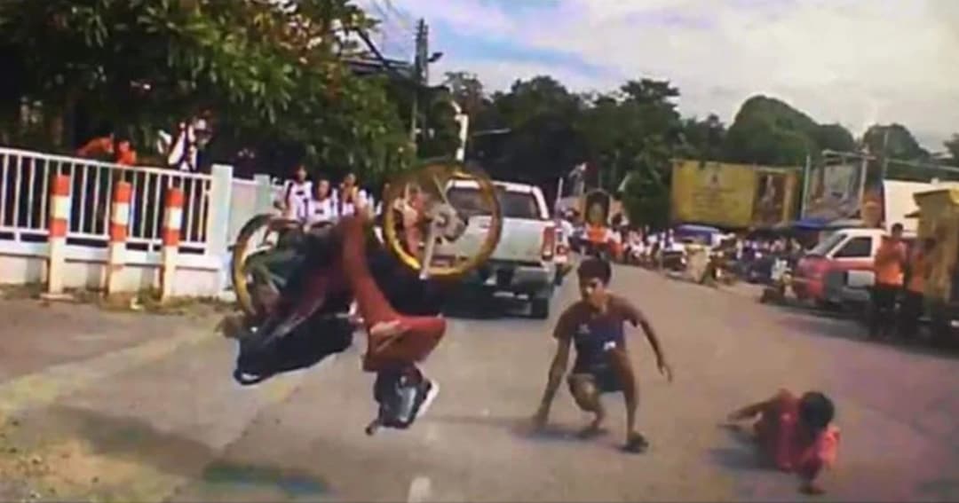 2 โจ๋ยกล้อโชว์สาว รถล้มกลางถนนเสียฟอร์ม