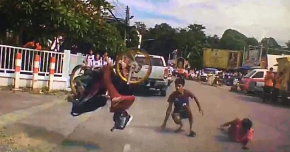 2 โจ๋ยกล้อโชว์สาว รถล้มกลางถนนเสียฟอร์ม