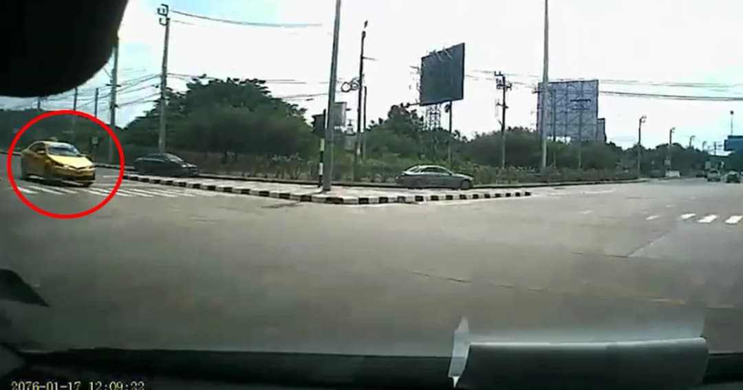 แท็กซี่ฝ่าไฟแดงชนเก๋งสาหัสมอบตัว ลั่นแลกด้วยชีวิตก็ยอม