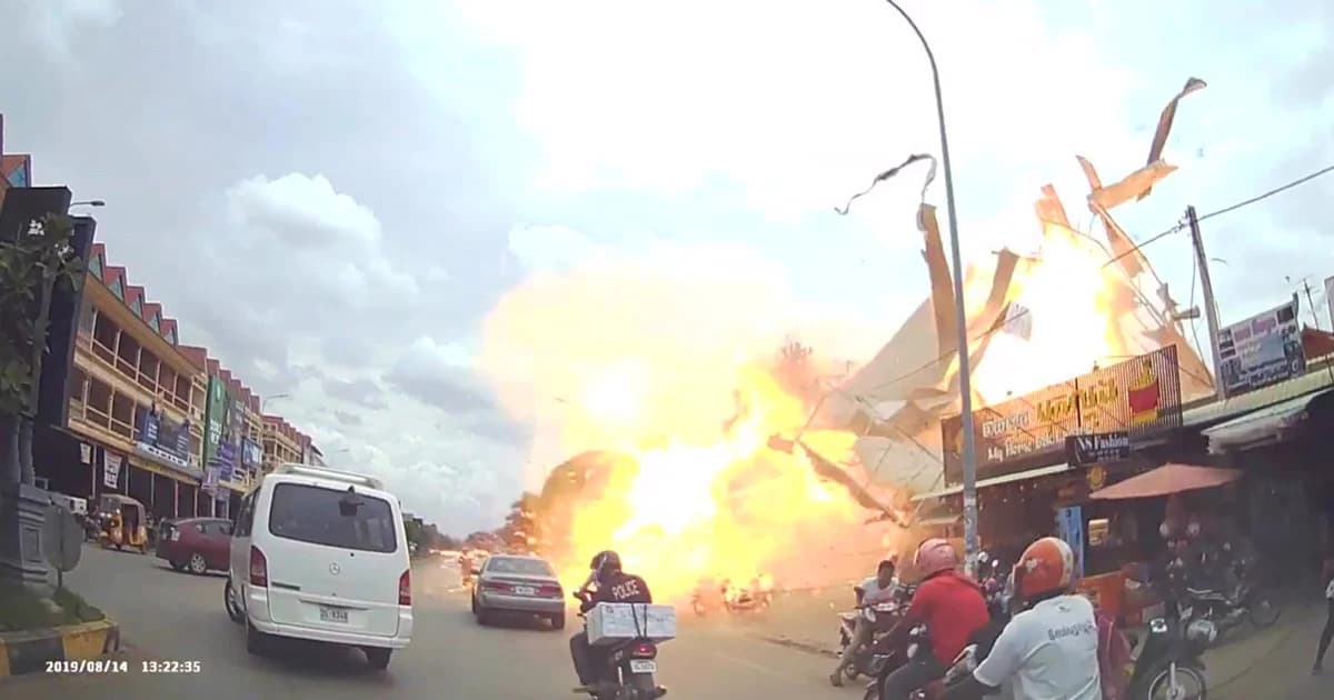 ปั๊มแก๊สเถื่อนในกัมพูชาระเบิดกลางเมือง ชาวบ้านบาดเจ็บนับ 10 ราย