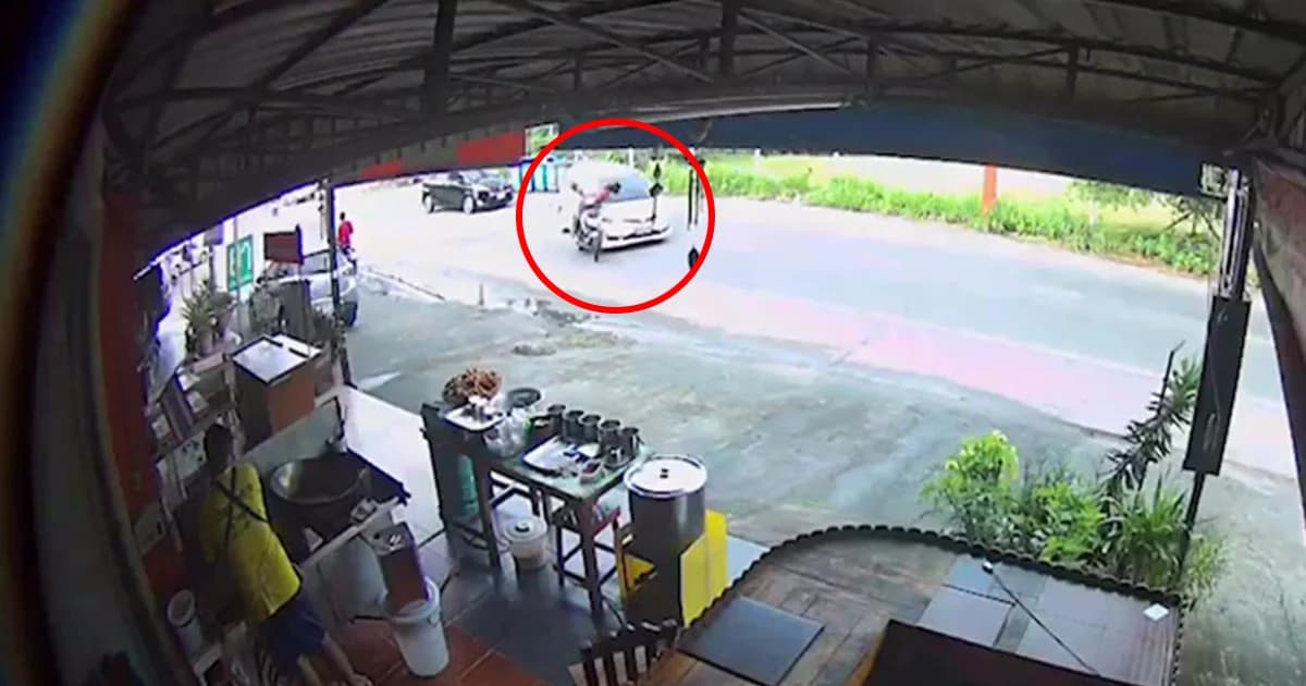 เก๋งเลี้ยวกะทันหัน จยย.แซงขวาพุ่งชนร้านน้ำเต้าหู้กระจาย