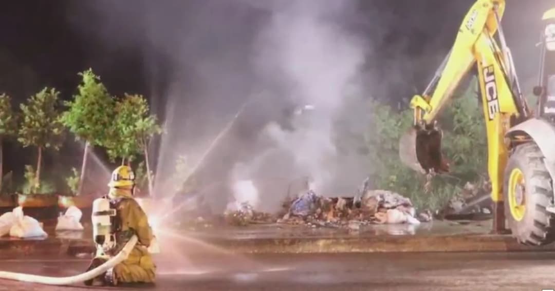 ล่ามือบอน! ทิ้งแก๊สบ่มผลไม้ 12 ถุงปุ๋ย ทำไฟลุกไหม้ ส่งกลิ่นเหม็นคลุ้งกลางดึก