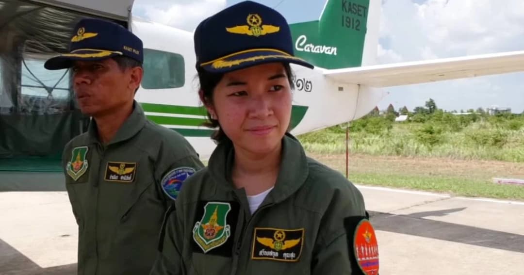นักบินฝนหลวงหญิงคนแรกของไทย วัย 25 ปี มุ่งมั่นบินช่วยภัยแล้งอีสานใต้กว่า 2 เดือน