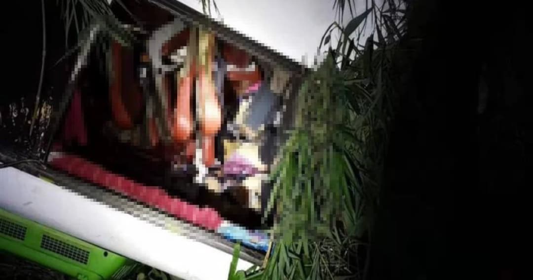 รถทัวร์จีนพลิกคว่ำตกเหวในลาว ดับ 13 ราย