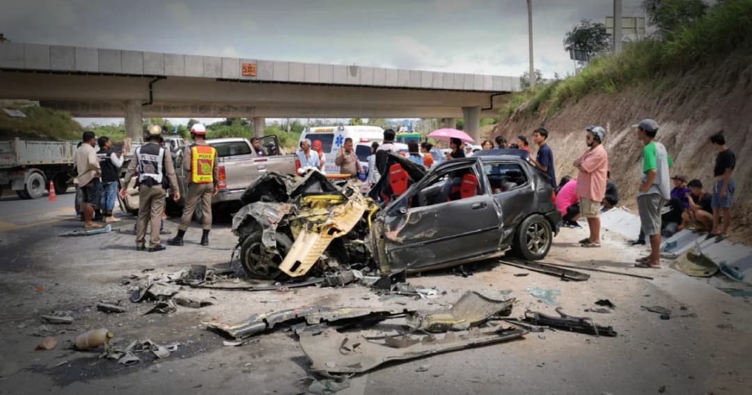 กระบะเสียหลักพุ่งชนแหลก ดับคาที่ 1 ราย