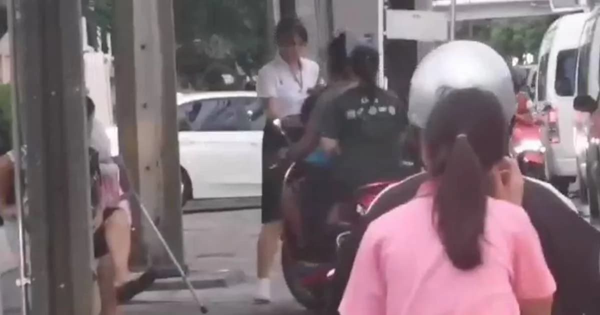 เจอคนจริง! ดักหน้ามอเตอร์ไซค์ไล่ลงจากทางเท้า