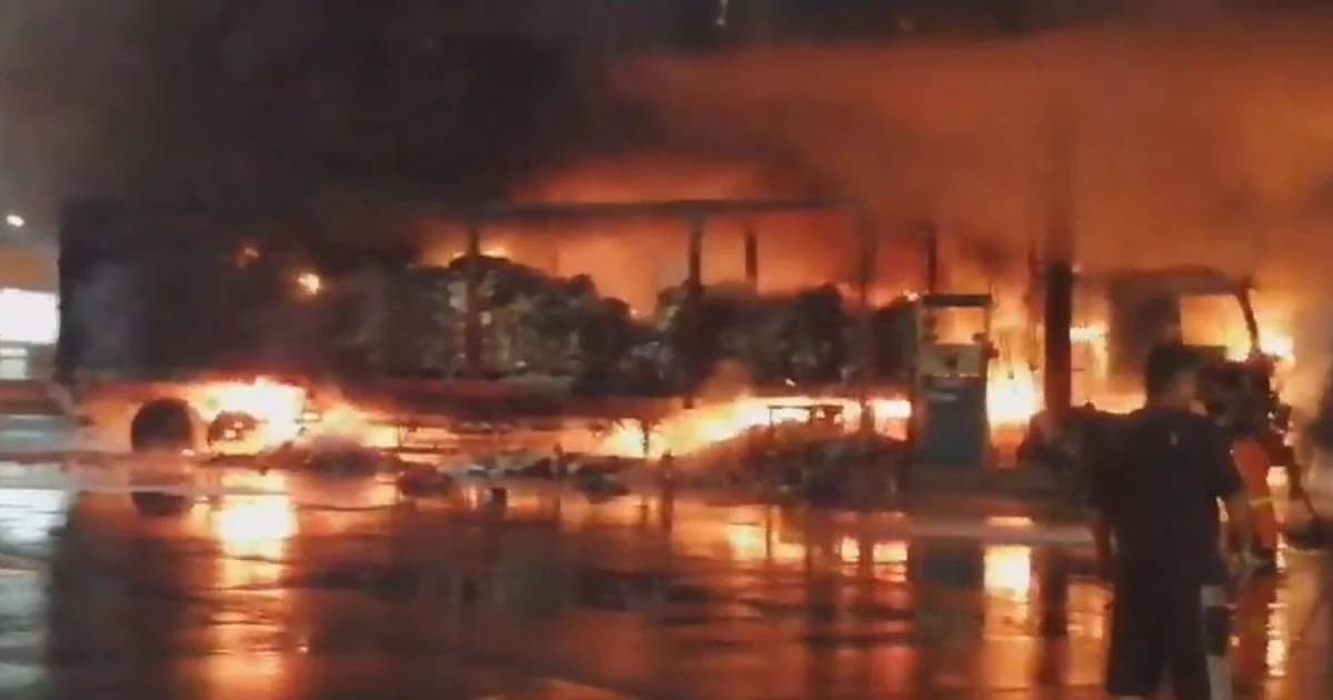 หวิดบึ้ม! ไฟไหม้รถเทรลเลอร์ในปั๊มแก๊ส NGV จ.ปทุมธานี