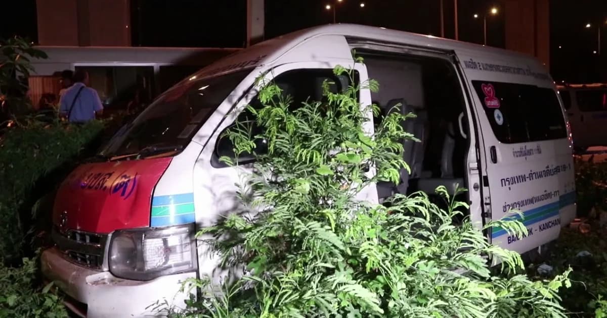 ซ้ำซาก! รถตู้ร่วม บขส. ชนเสาไฟฟ้าผู้โดยสารเจ็บคนขับเสียชีวิต