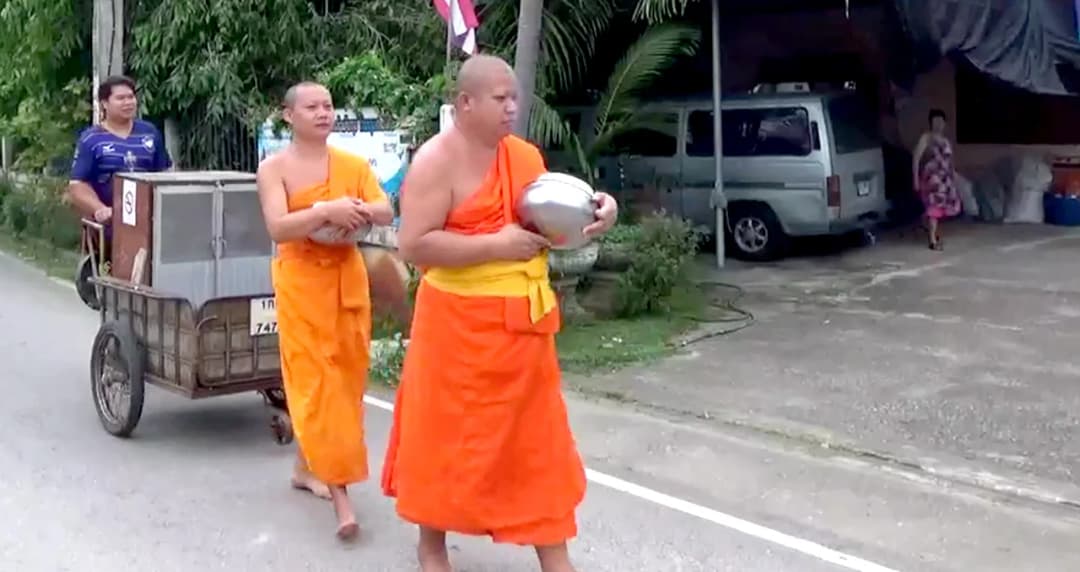 พระวัดป่าลำพูน ใช้รถตู้กับข้าวติดรถเขนออกบิณฑบาต ลดใช้พลาสติก