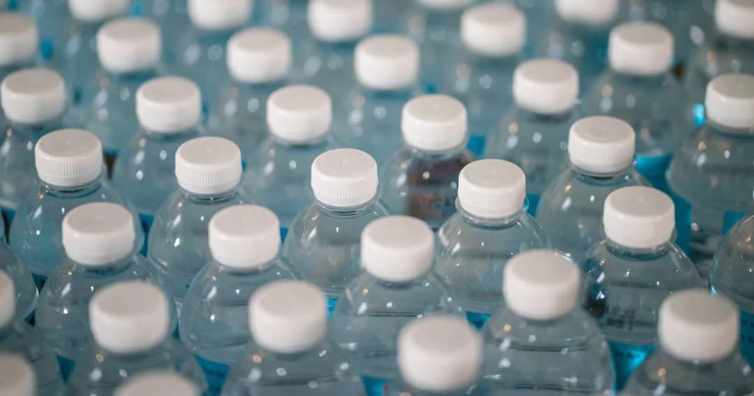 เอาจริง! สนามบินซานฟรานซิสโก ประกาศห้ามร้านค้าขาย “น้ำดื่มขวดพลาสติก”