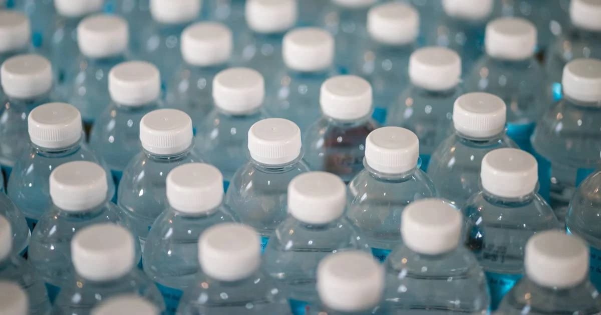 เอาจริง! สนามบินซานฟรานซิสโก ประกาศห้ามร้านค้าขาย “น้ำดื่มขวดพลาสติก”