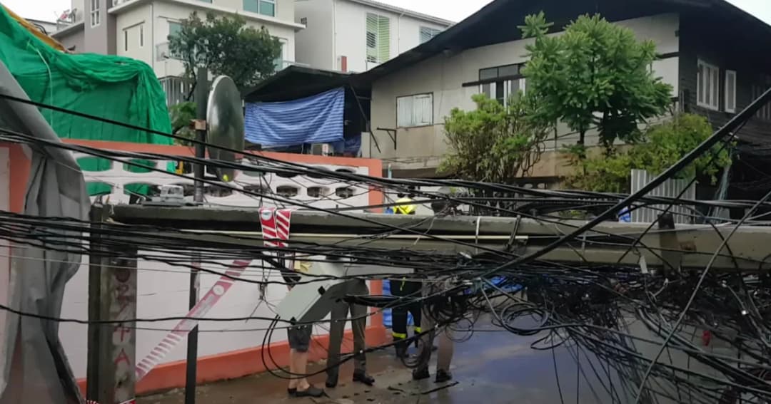 รถแบ็คโฮเกี่ยวเสาไฟฟ้าล้มทับบ้าน ปชช.ท้ายซอยตากสิน 8