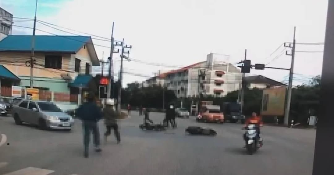 นร.ไล่ตีกัน-ปาระเบิดกลางสี่แยกไฟแดง จ.สมุทรสาคร รถจอดรอไฟแดงโดนด้วย