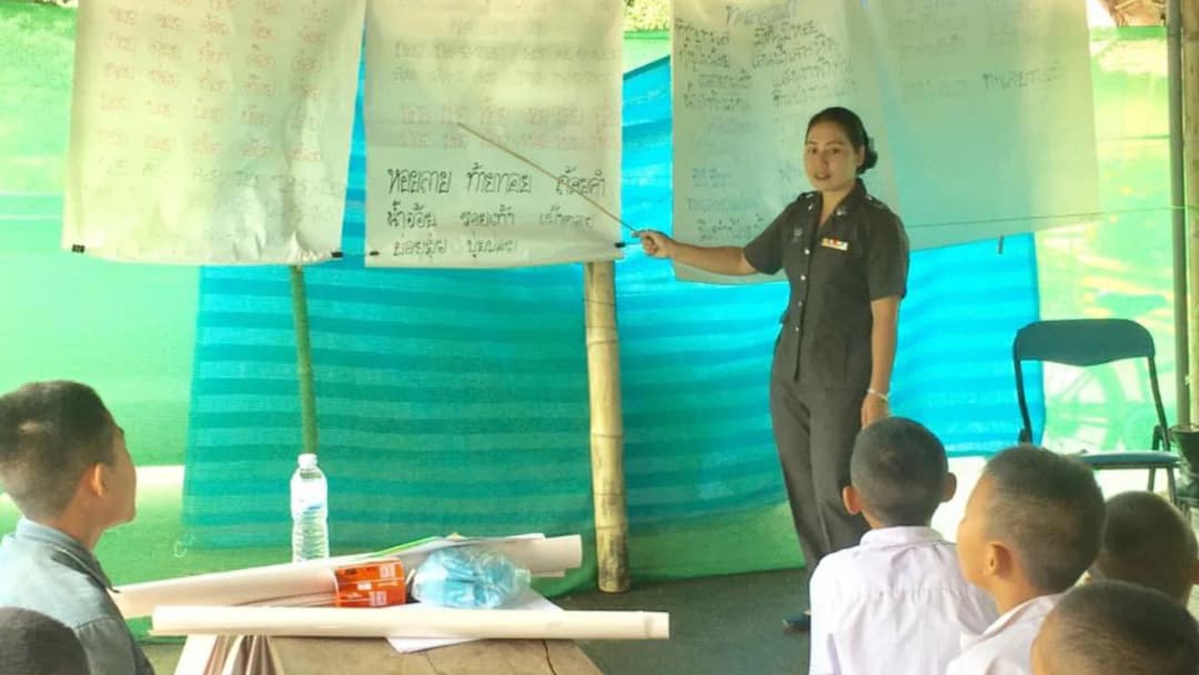 ครู ตชด. ฝ่าฝน เส้นทางลำบาก เยี่ยมบ้านนักเรียนในพื้นที่ชายแดน