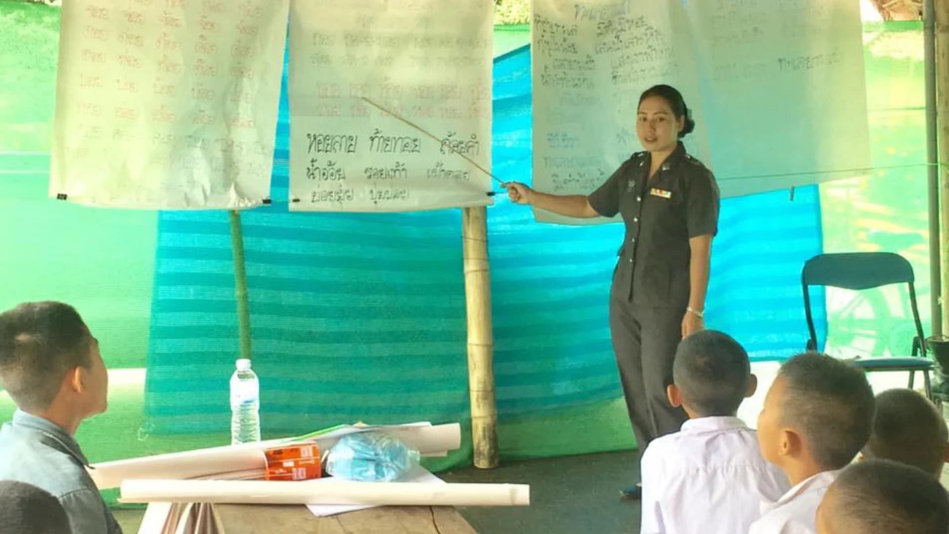 ครู ตชด. ฝ่าฝน เส้นทางลำบาก เยี่ยมบ้านนักเรียนในพื้นที่ชายแดน