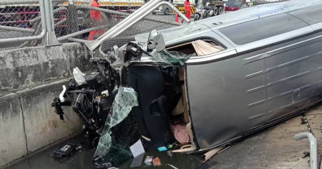 รถตู้ป้ายแดง “พล.ต.อ.พัชรวาท” น้องชายบิ๊กป้อม พลิกคว่ำบนมอเตอร์เวย์ เจ็บ 6 ราย