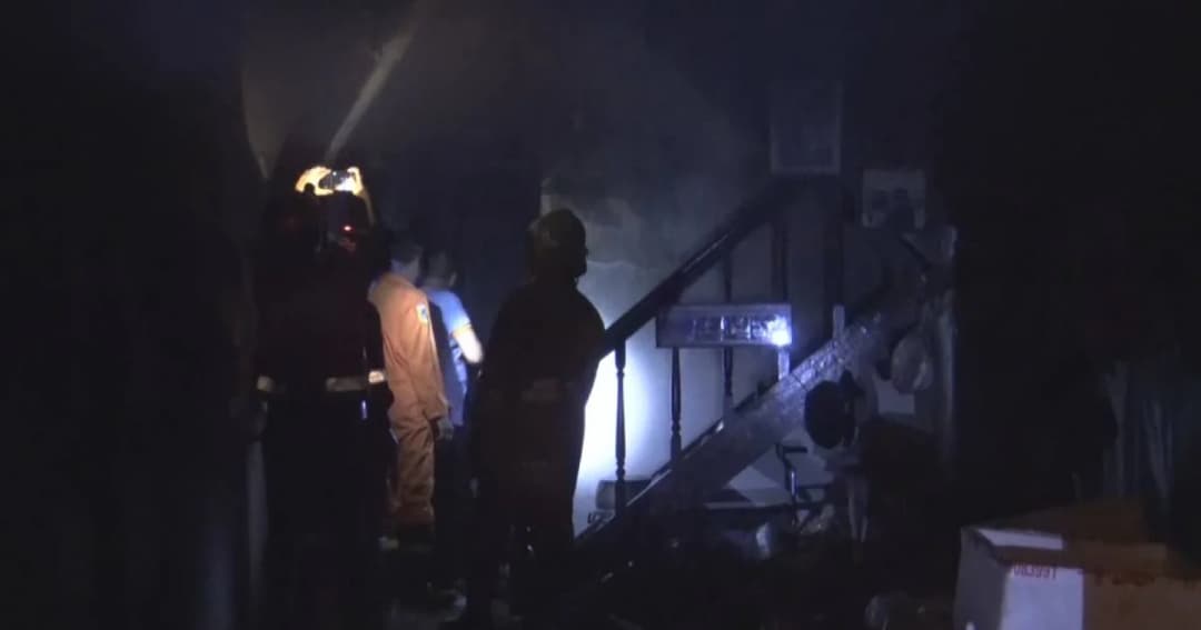 เสียบปลั๊กกระติกน้ำร้อนไฟฟ้า หลับลืมน้ำเดือดจนแห้ง สุดท้ายไฟไหม้บ้าน