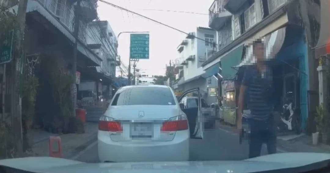 “เก๋งหัวร้อน” แซงขวาแทรกกลางแถว ฉุนถูกบีบแตรคว้าปืนขู่