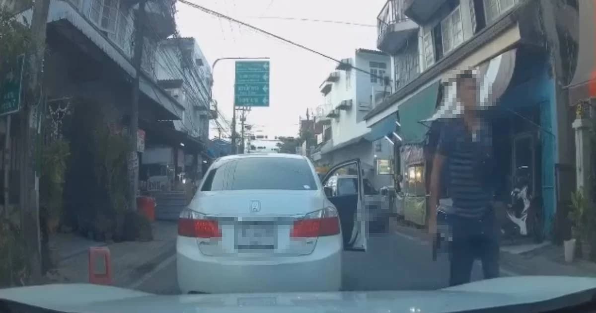 “เก๋งหัวร้อน” แซงขวาแทรกกลางแถว ฉุนถูกบีบแตรคว้าปืนขู่