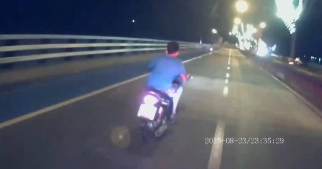 เด็กแว้นป่วนเมืองชลบุรีกลางดึก ซิ่งรถหนีตร. สุดท้ายไม่รอดโดนจับ