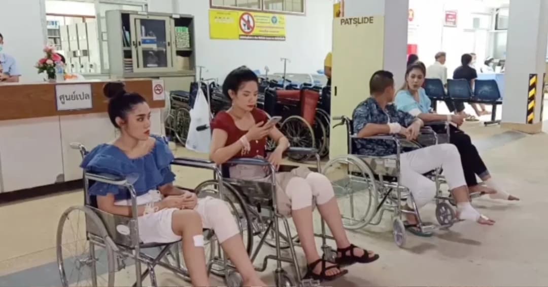 รถตู้ศิลปินไมค์ทองคำ ถูกกระบะพุ่งชน เจ็บ 8 ราย ก่อนเดินทางขึ้นเวที