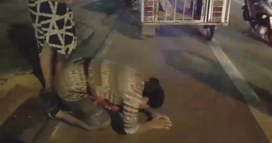 ชายหัวร้อน สั่งคู่กรณีรถจักรยานยนต์เฉี่ยวกัน ให้กราบกลางถนน