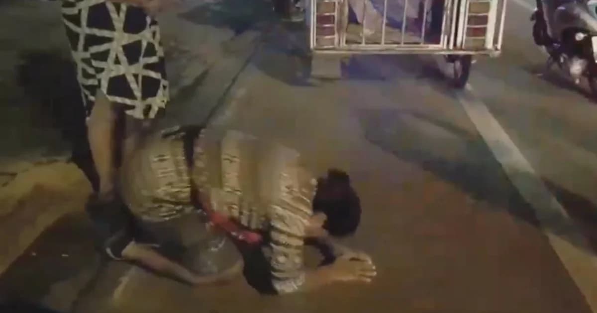 ชายหัวร้อน สั่งคู่กรณีรถจักรยานยนต์เฉี่ยวกัน ให้กราบกลางถนน