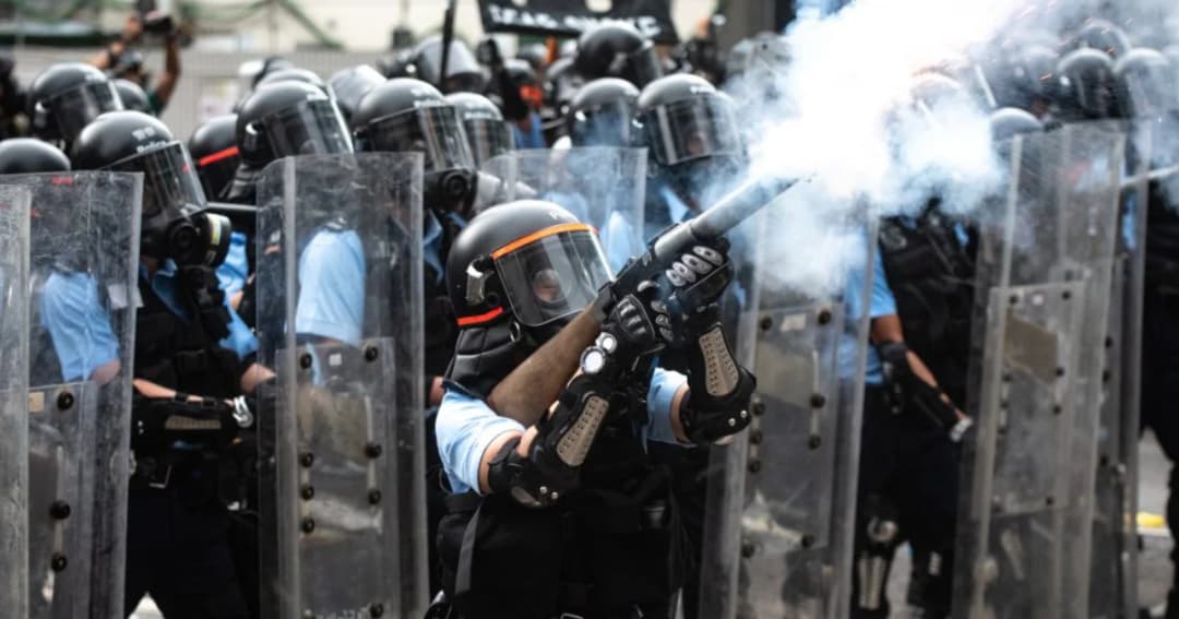 ตำรวจฮ่องกงแถลงยิง “กระสุนจริง” นัดแรกสลายกลุ่มผู้ประท้วงฮ่องกง