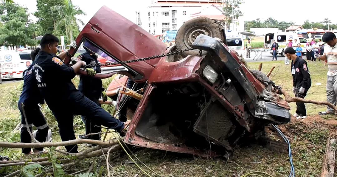 กระบะยางระเบิด รถเสียหลักพุ่งชนต้นไม้ คนขับดับคาที่