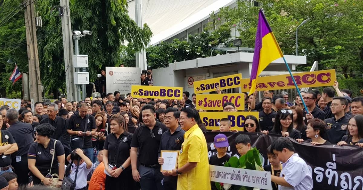 นัดแต่งดำประท้วงบอร์ดใหม่ “กรุงเทพคริสเตียน” หลัง ผอ.-ผจก.รร. ถูกสั่งปลด