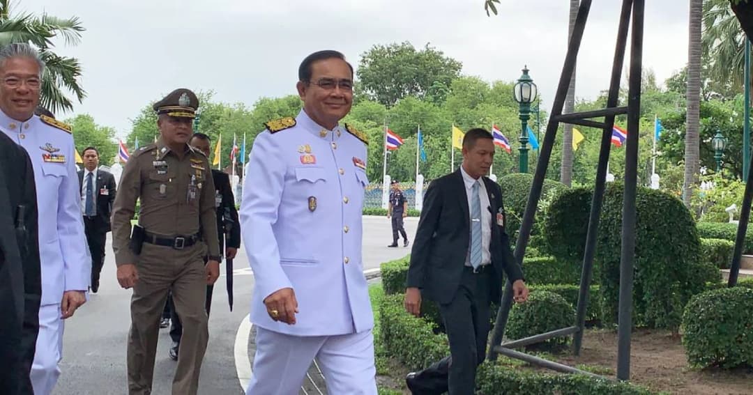 “ประยุทธ์” สวมชุดปกติขาวเข้าทำเนียบฯ บอก “อย่าไปวิจารณ์อะไรกันให้มากนักเลย”