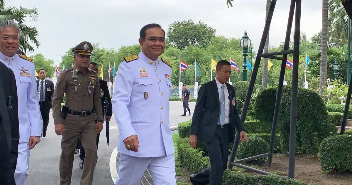 “ประยุทธ์” สวมชุดปกติขาวเข้าทำเนียบฯ บอก “อย่าไปวิจารณ์อะไรกันให้มากนักเลย”