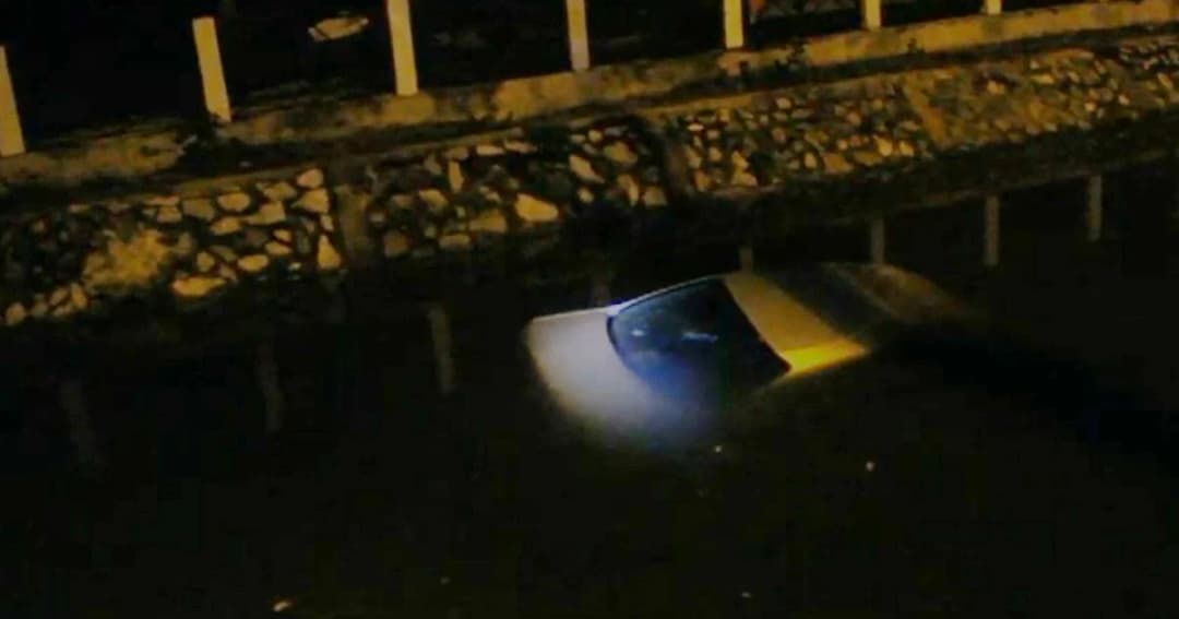 หนุ่มซิ่งจยย.ชนเก๋งเสียหลักพุ่งลงคลองข้างทาง เจ็บสาหัส