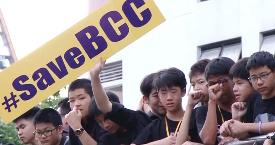 ศิษย์เก่า-ปัจจุบัน รวมตัวร้องขอความโปร่งใส เหตุปลด ผอ.กรุงเทพคริสเตียน