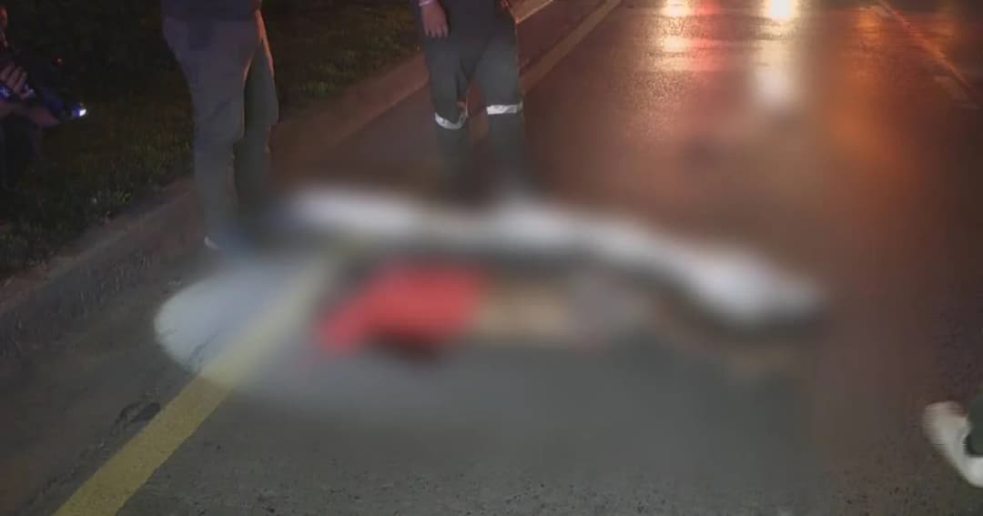 ล่า! กระบะซิ่งชนหนุ่มนิรนามดับกลางถนนลพบุรี ก่อนขับหลบหนี