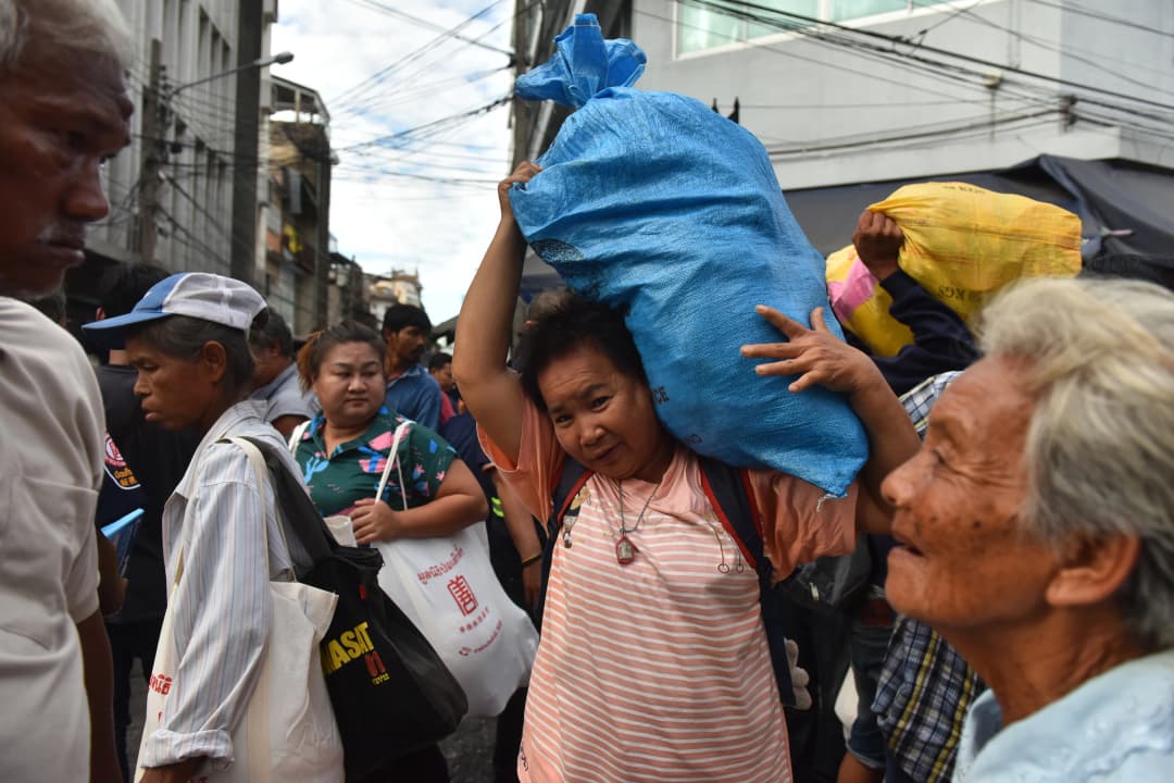 คนต่อคิวรับข้าวฟรีจากมูลนิธิป่อเต็กตึ๊ง ประเพณีทิ้งกระจาดปีนี้ สะท้อนเสียง “เศรษฐกิจแย่”