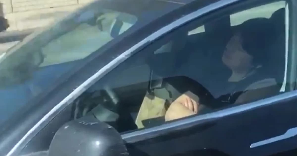 สาวมะกันอัดคลิปชายนั่งหลับบนรถเทสลา ขณะวิ่งอยู่บนถนนหลวง