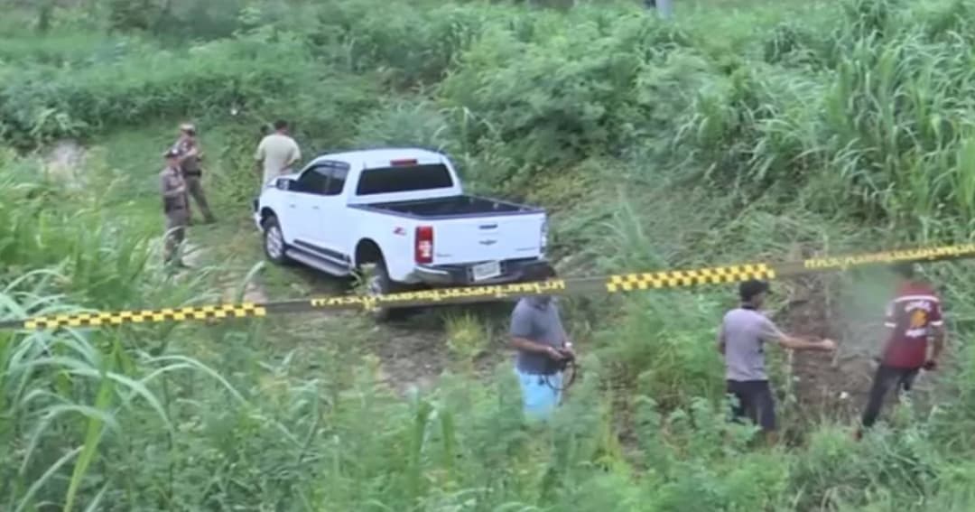 หนุ่มซิ่งกระบะเสียหลักหลักตกข้างทาง ผงะ! พบยาบ้า-ยาไอซ์ กระจายเกลื่อน