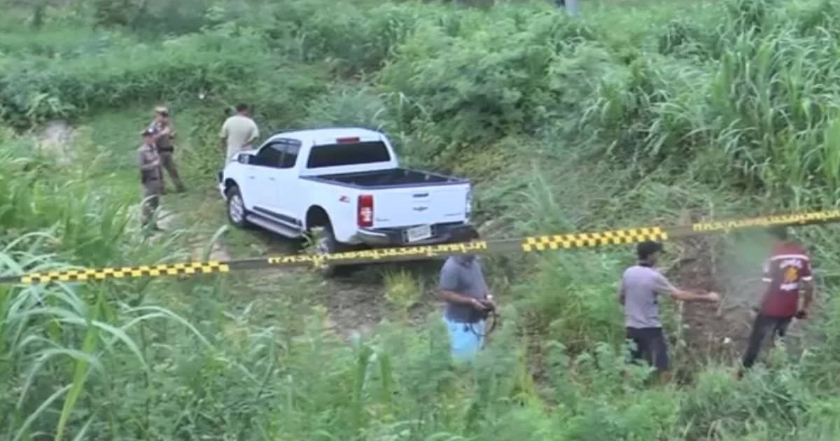 หนุ่มซิ่งกระบะเสียหลักหลักตกข้างทาง ผงะ! พบยาบ้า-ยาไอซ์ กระจายเกลื่อน