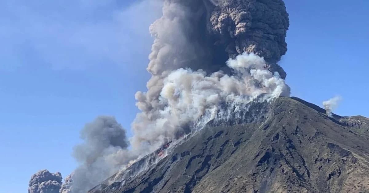 ภูเขาไฟสตรอมโบลีปะทุพ่นเถ้าถ่านสูงกว่า 2 กิโลเมตร