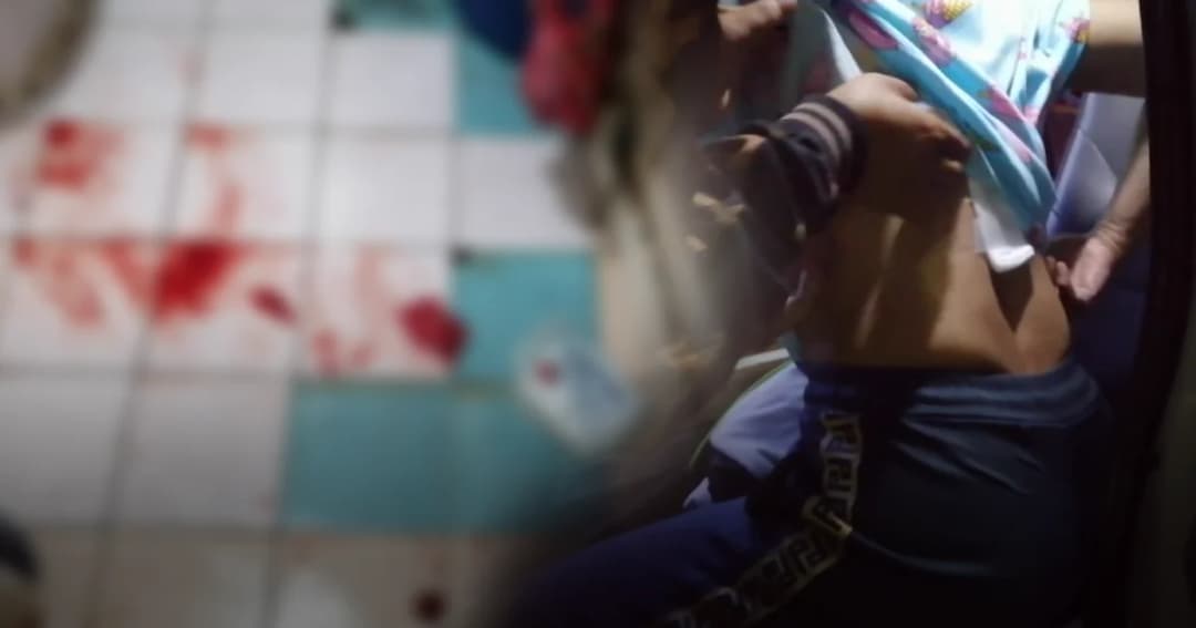 ลูกชายวัย 17 โมโหแม่ด่า คว้ามีดแทงเจ็บจมกองเลือด ก่อนหลบหนี ตร.เร่งล่าตัว