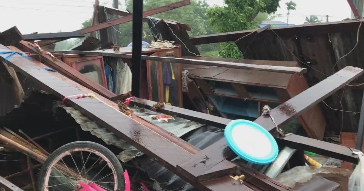 ยายวัย 66 เล่านาทีหนีตายวุ่น ถูกพายุ “โพดุล” พัดถล่มบ้าน ขณะที่เมืองสกลนคร พังราบ 60 หลัง